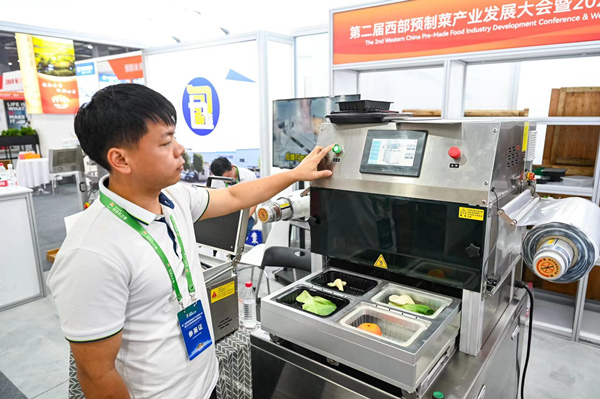 工作人员展示预制菜设备。邹乐摄