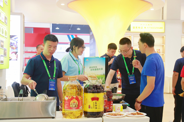 市民现场品尝预制菜美食。向诗佳摄